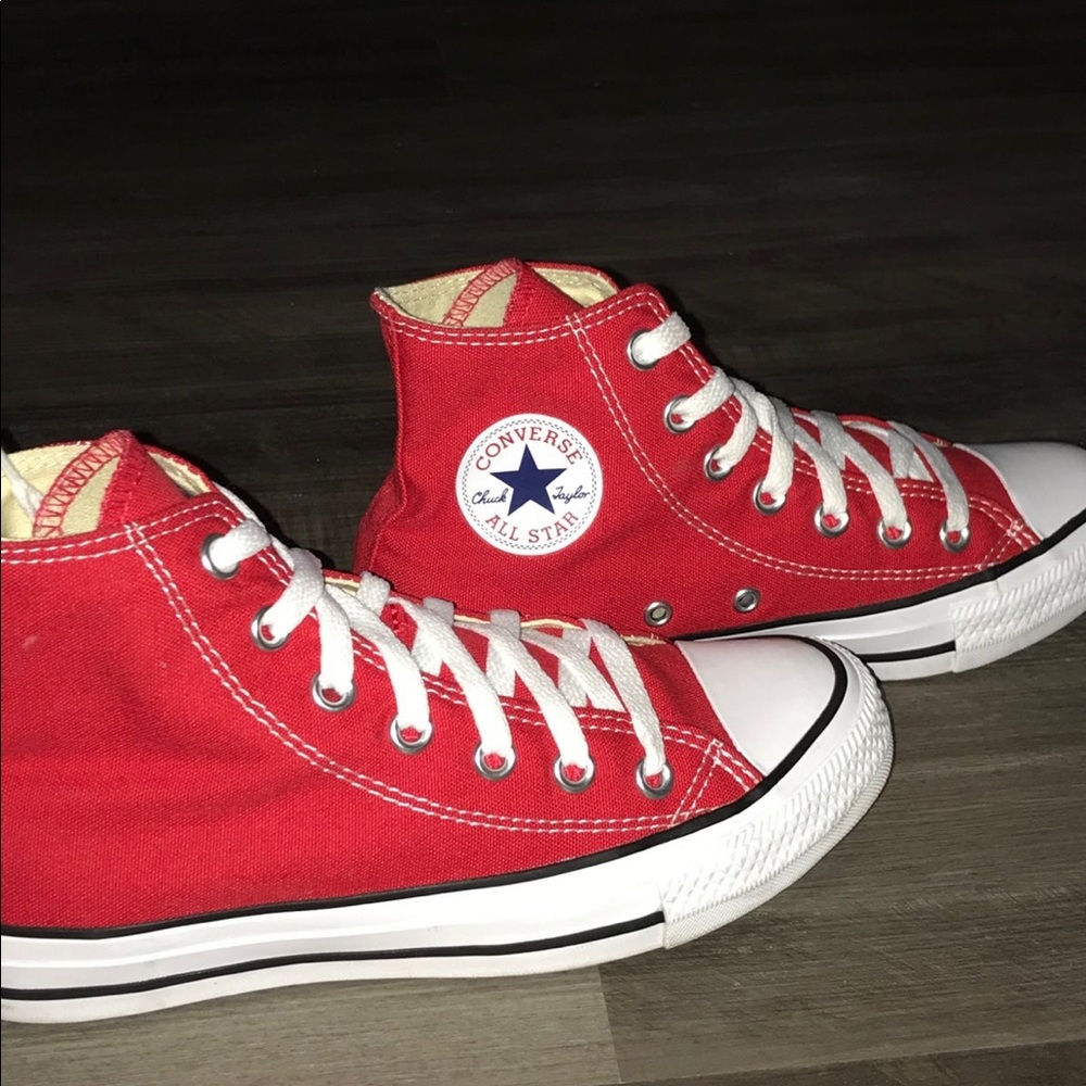 Red converse - Picture 4 of 4